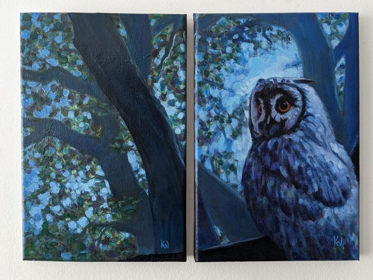 Ölgemälde-Diptychon einer Eule, die in einem nächtlichen Baum sitzt. Die dominante Farbe ist Blau.