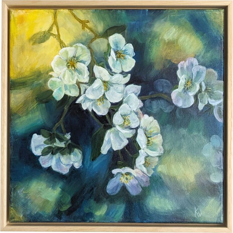 Gemälde eines zarten Apfelblüten-Zweiges mit weißen Blüten vor einem abstrakten Hintergrund aus grün, blau und warmen Gelbtönen